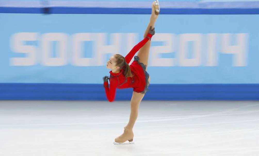 La 15enne Yulia Lipnitskaya, in coppia con Evgeny Plushenko, sotto gli occhi del presidente Vladimir Putin, hanno chiuso la prova a squadre del pattinaggio figura con un totale di 75 punti davanti a Canada (argento con 65) e Usa (bronzo con 60). E&#39; il primo oro della Russia. 
